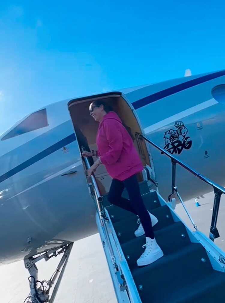 Isabel Pantoja subiendo al jet privado | Instagram