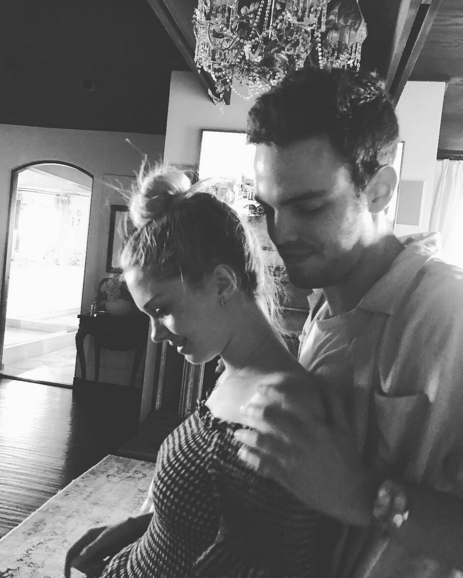 La foto que compartió Melanie Griffith en 2017 de Stella Banderas con su novio Álex Gruszynski/ Foto: Instagram
