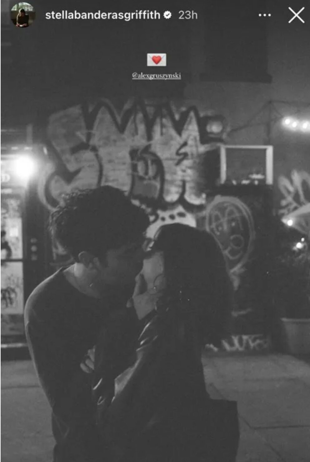 Stella Banderas besándose con su novio Álex Gruszynski/ Foto: Instagram