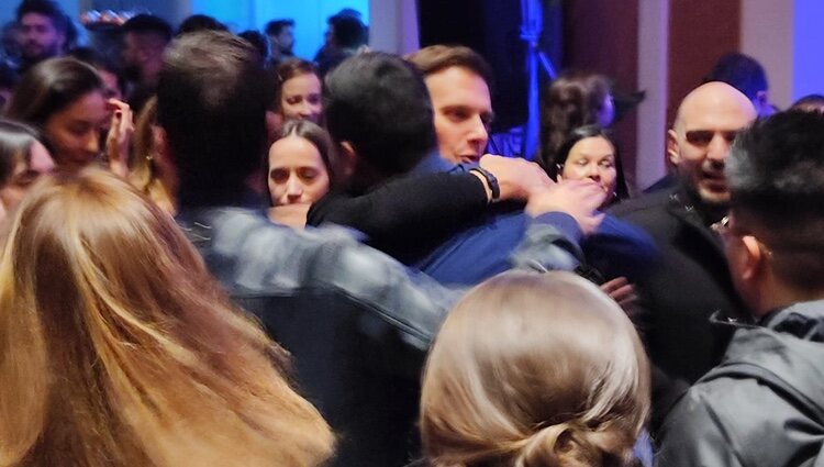 Albert Rivera se abraza con Carlos Rivera | Foto: Bekia