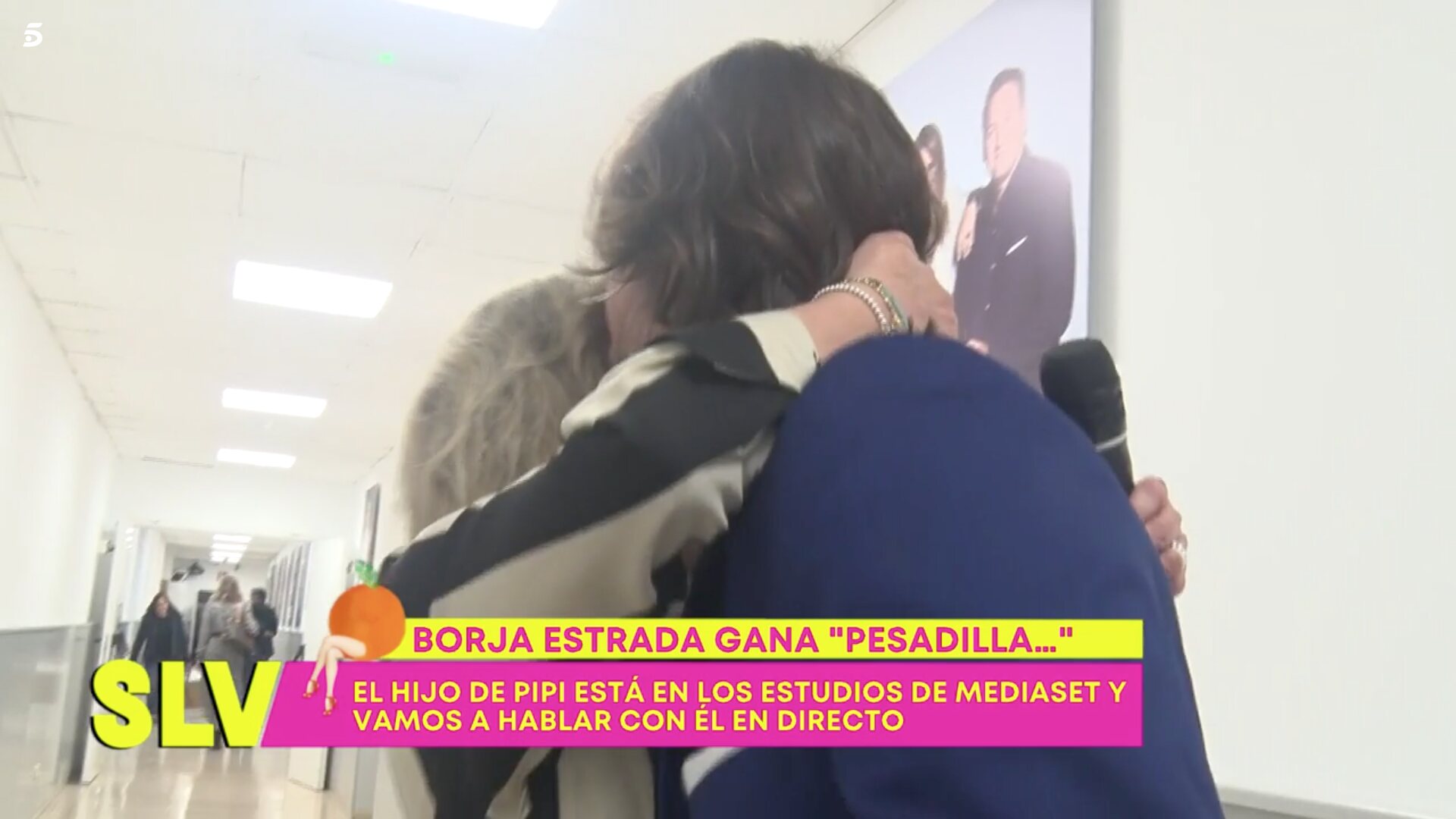Borja Estrada y Terelu Campos abrazándose / Foto: Telecinco.es