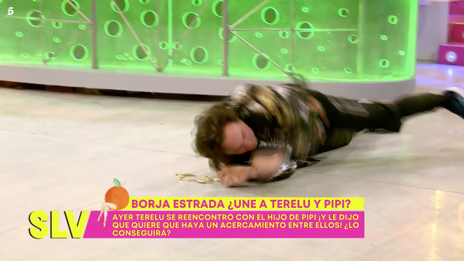 Pipi Estrada rodando por el plató de 'Sálvame' / Foto: Telecinco.es