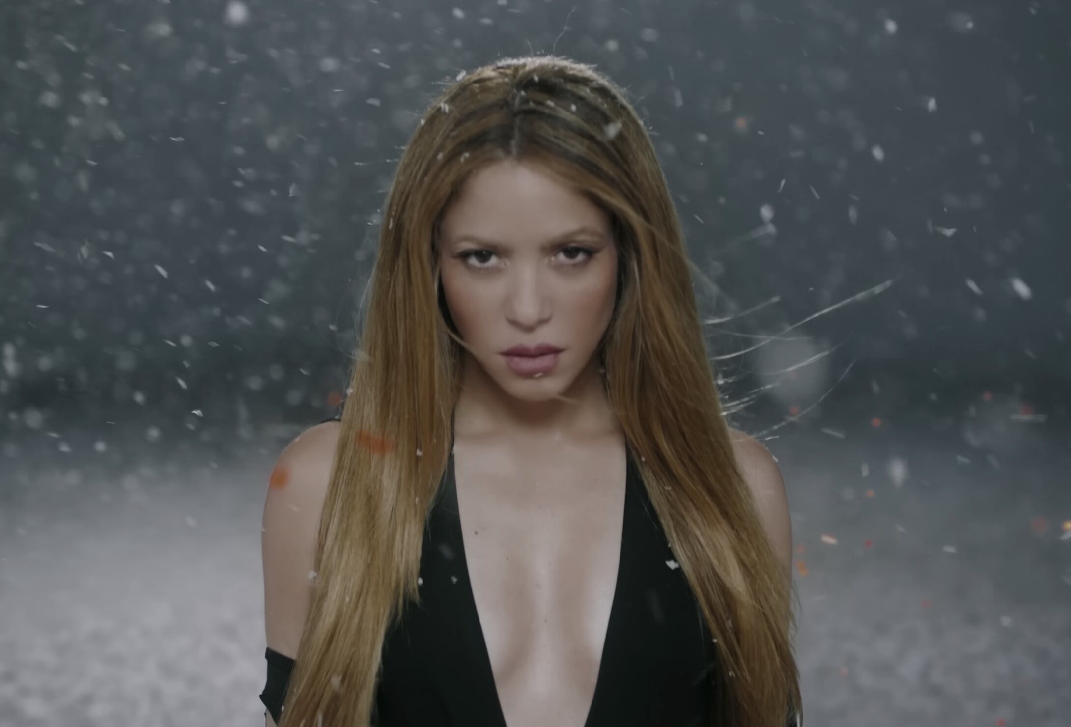 Shakira en su videoclip de 'TQG'