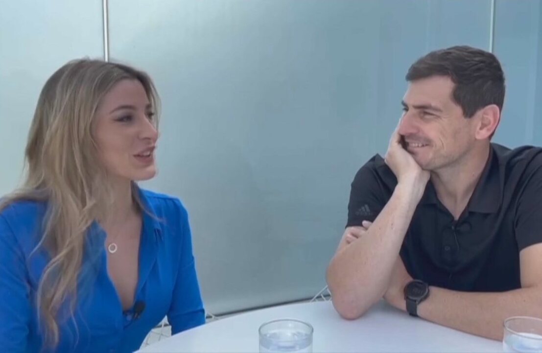 Ana Quiles entrevistando a Iker Casillas/ Foto: Serie Aquiles