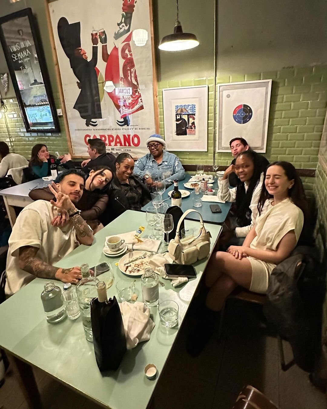 Rosalía de cena con amigos/ Foto: Instagram