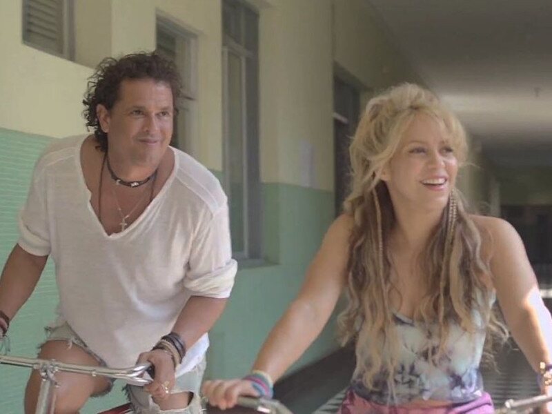 Carlos Vives y Shakira en el videoclip de 'La bicicleta'