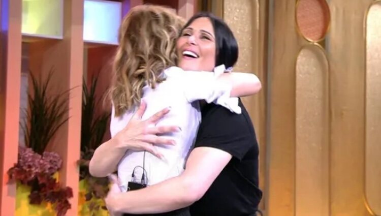 Rosa López y Emma García abrazándose tras el tenso momento/ Foto: Telecinco