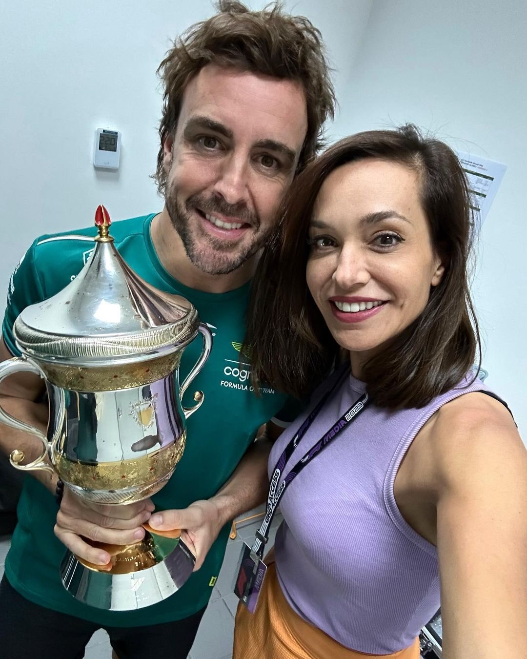 Fernando Alonso y su novia posando con el trofeo / Foto: Instagram