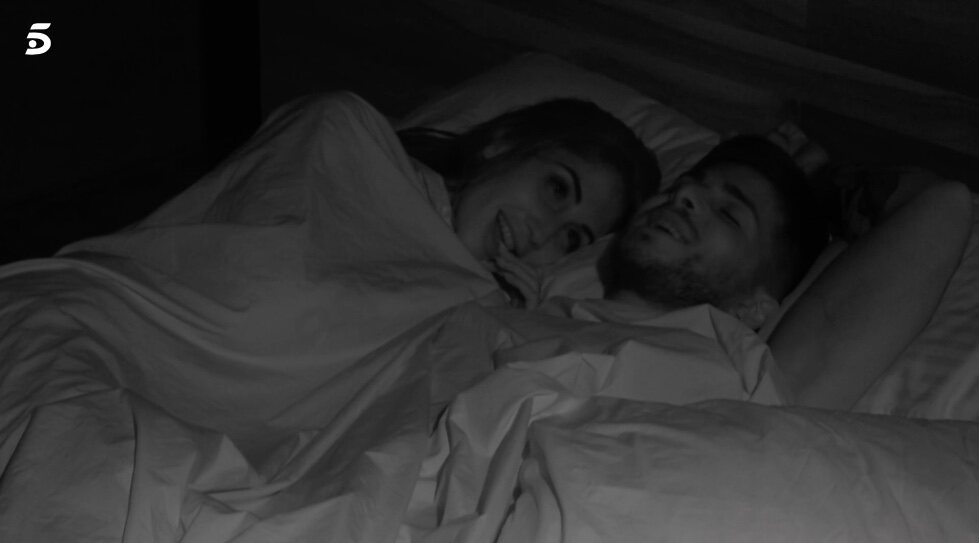 Naomi y Napoli en la cama / Foto: Telecinco.es
