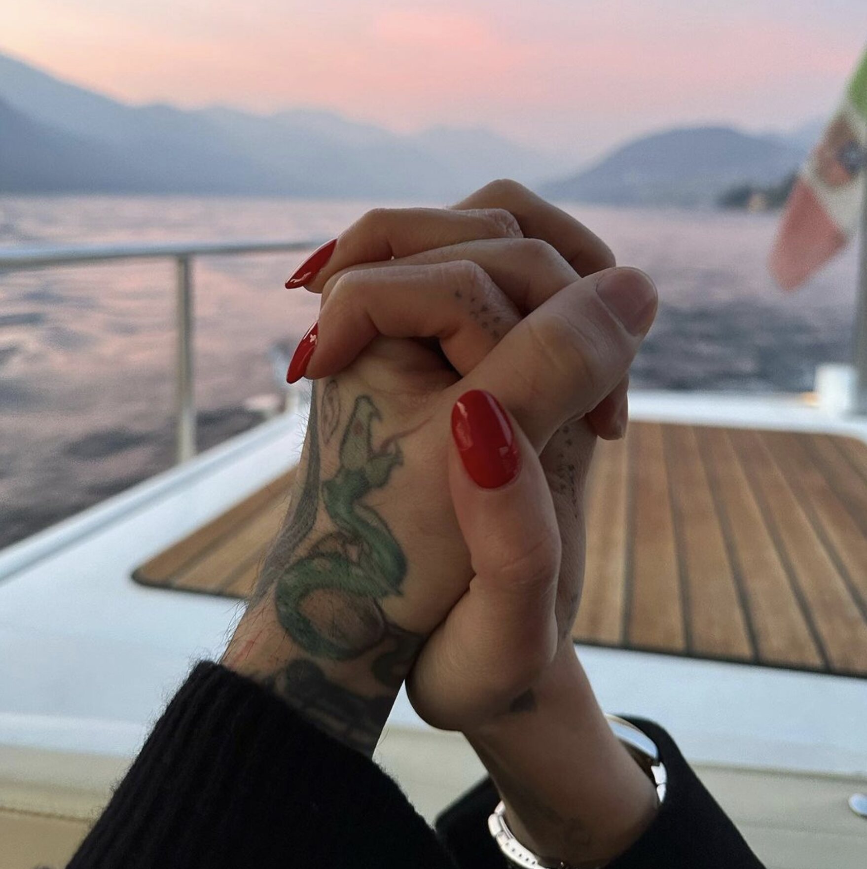 Las manos de Chiara Ferragni y Fedez entrelazadas/ Foto: Instagram