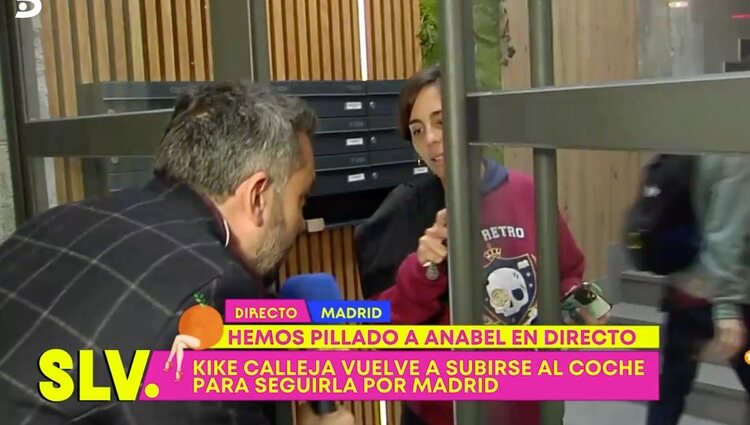 Anabel Pantoja entrando en casa | Foto: telecinco.es