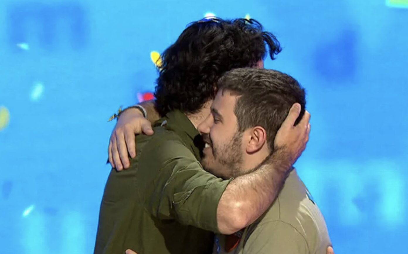Rafa Castaño y Orestes fundidos en un abrazo en 'Pasapalabra'/ Foto: Antena 3
