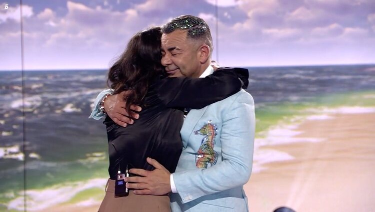 Patricia Donoso y Jorge Javier Vázquez se funden en un cálido abrazo | Foto: Telecinco