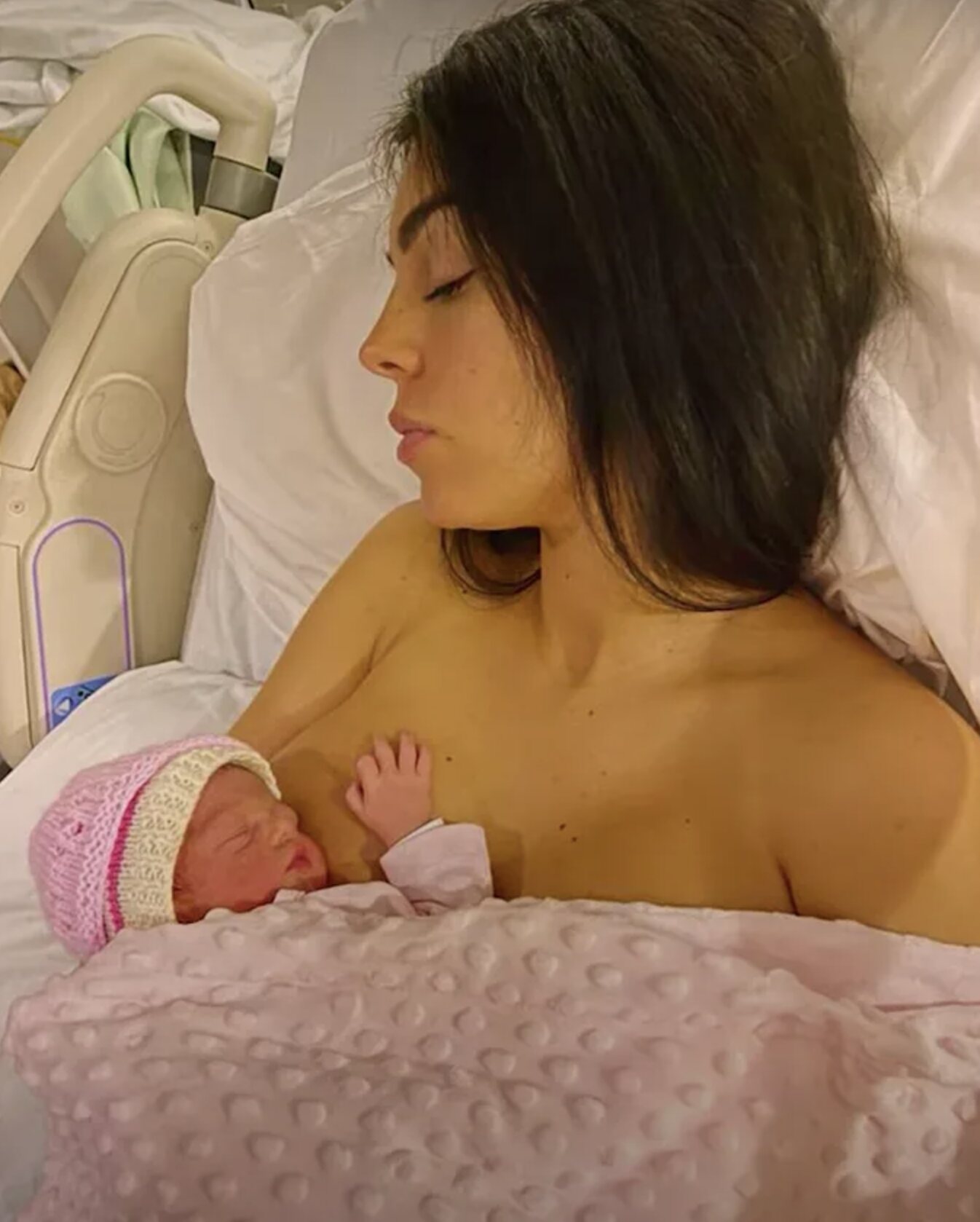 Georgina Rodríguez con su hija Bella Esmeralda en el hospital tras dar a luz/ Foto: 'Soy Georgina'