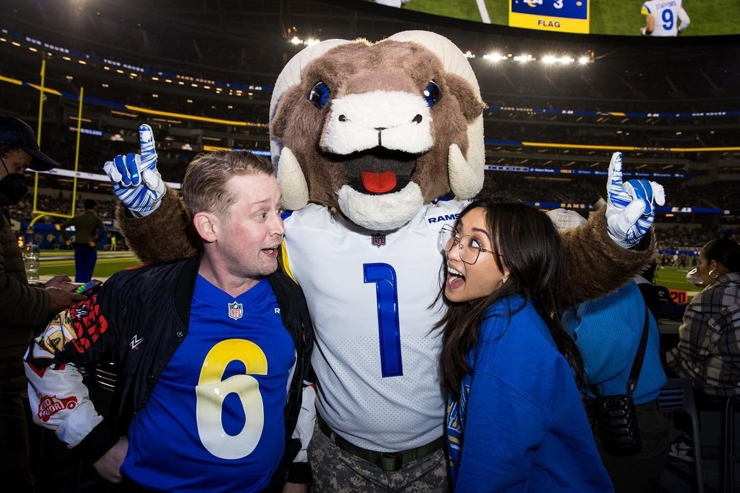 Macaulay Culkin y Brenda Song apoyando al equipo Los Ángeles Rams/ Foto: Instagram