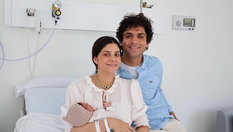 Tomás Páramo y Maria García de Jaime junto a su tercer hijo | Foto: Instagram