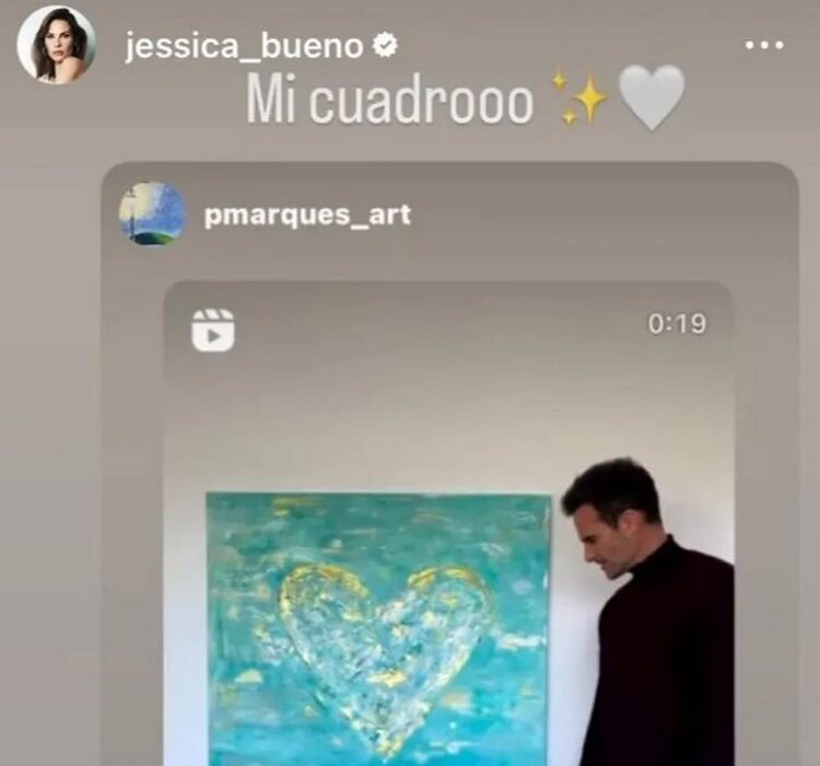 Jessica Bueno, encantada con el cuadro de Pablo Marqués