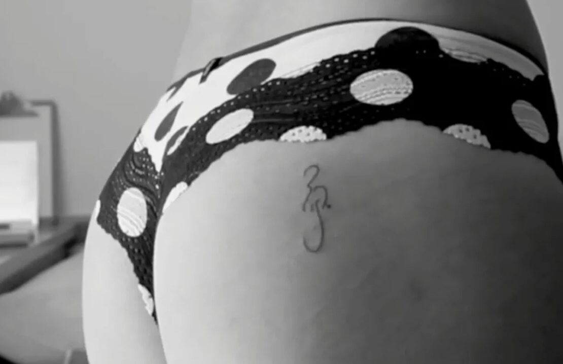 La firma de Risto tatuada en el trasero de Laura Escanes/ Foto: Youtube