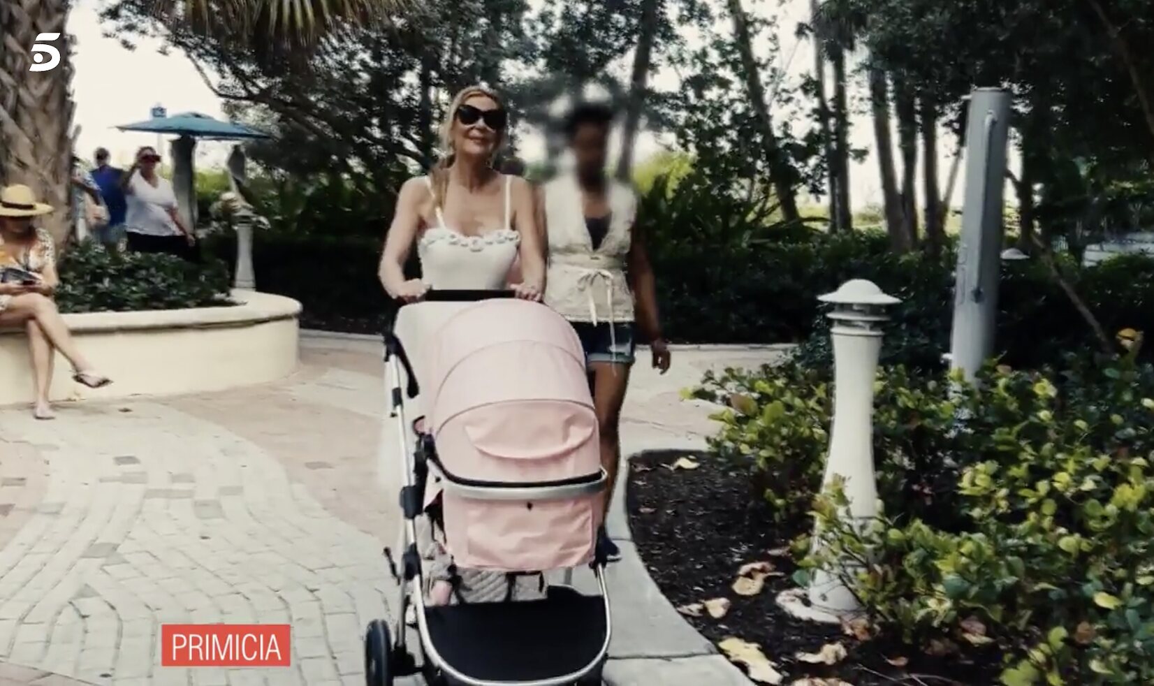 Ana Obregón paseando a su nieta por Miami/ Foto: telecinco.es