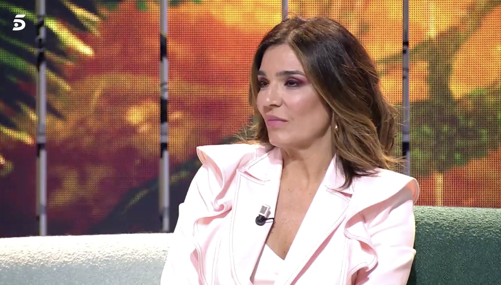 Raquel Bollo con semblante serio en el plató de 'Conexión Honduras'/ Foto: telecinco.es