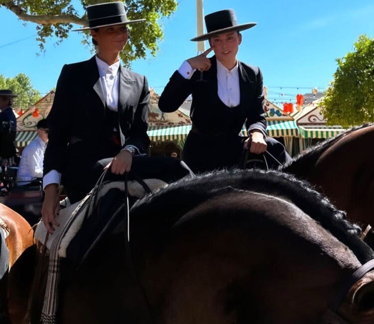 Victoria Federica y Rocío Laffón, montadas a caballo en la Feria de Abril