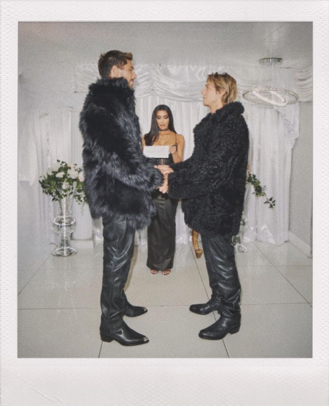 Kim Kardashian oficiando la boda / Foto: Instagram