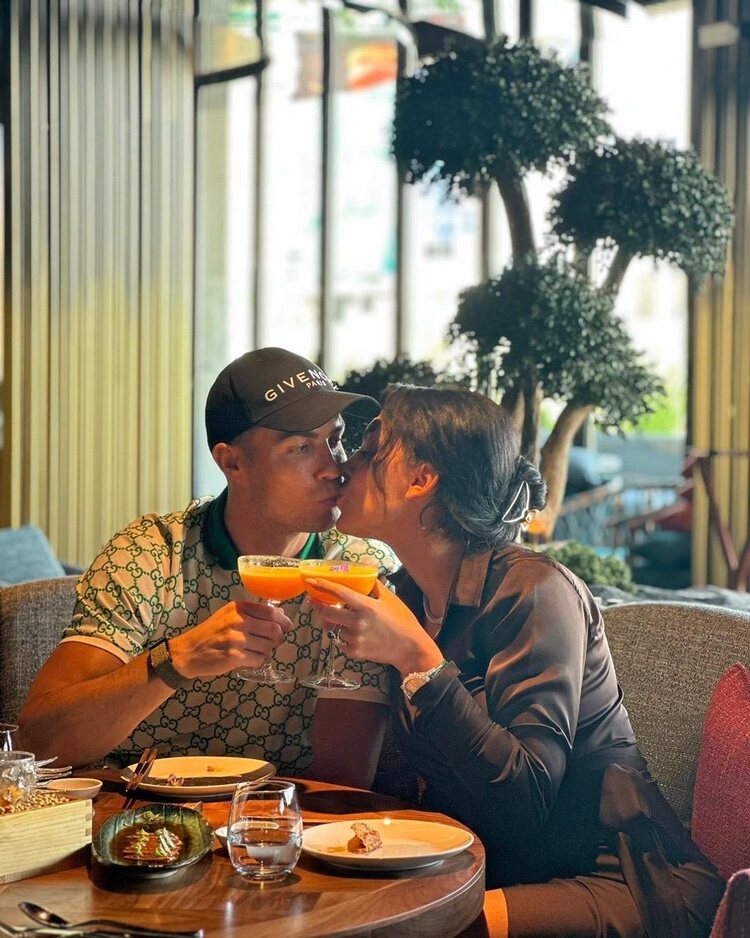 Cristiano y Georgina brindando | Instagram