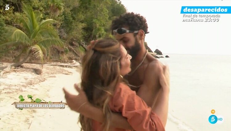 El abrazo de Raquel Bollo a Asraf Beno en 'SV2023' | Foto: Telecinco