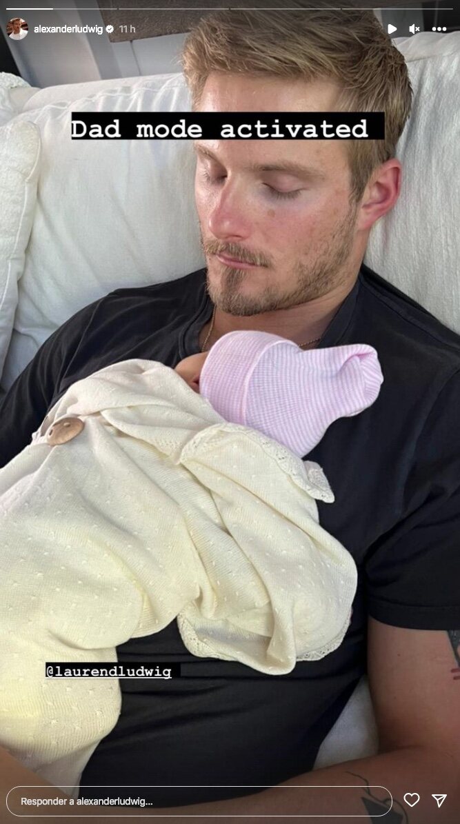Alexander Ludwig con su pequeña en brazos/ Foto: Instagram