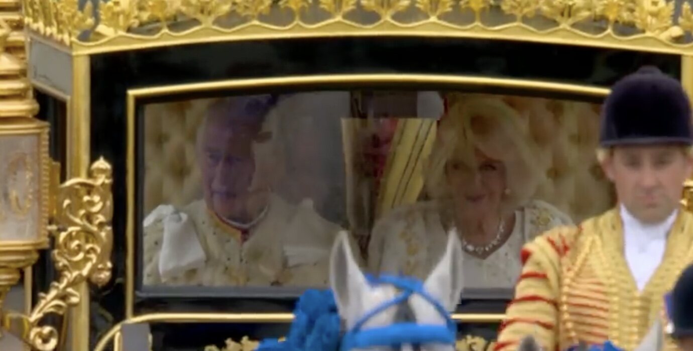Carlos y Camilla en la Procesión del Rey