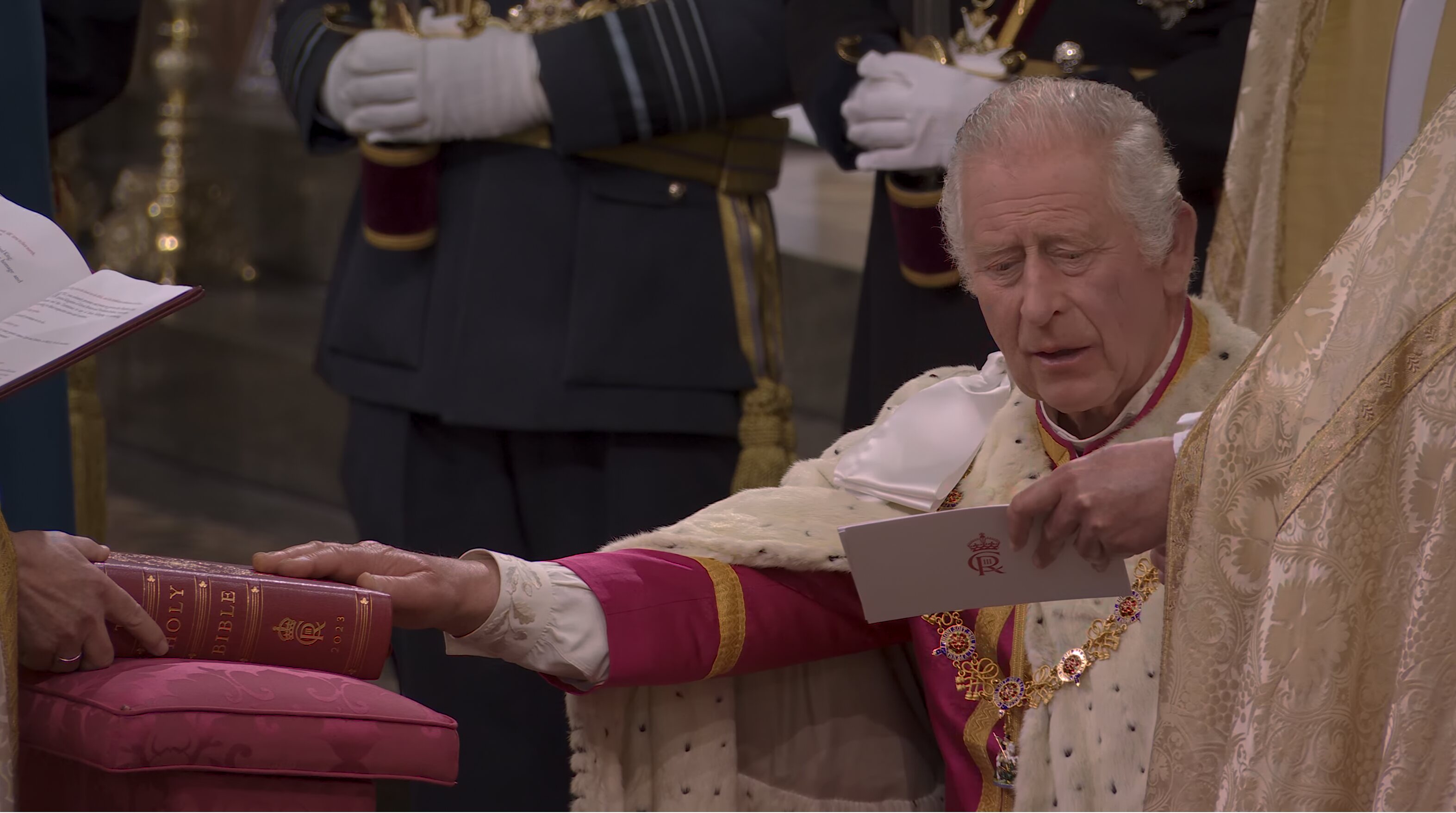 El Rey Carlos con la mano en la Biblia durante el Juramento