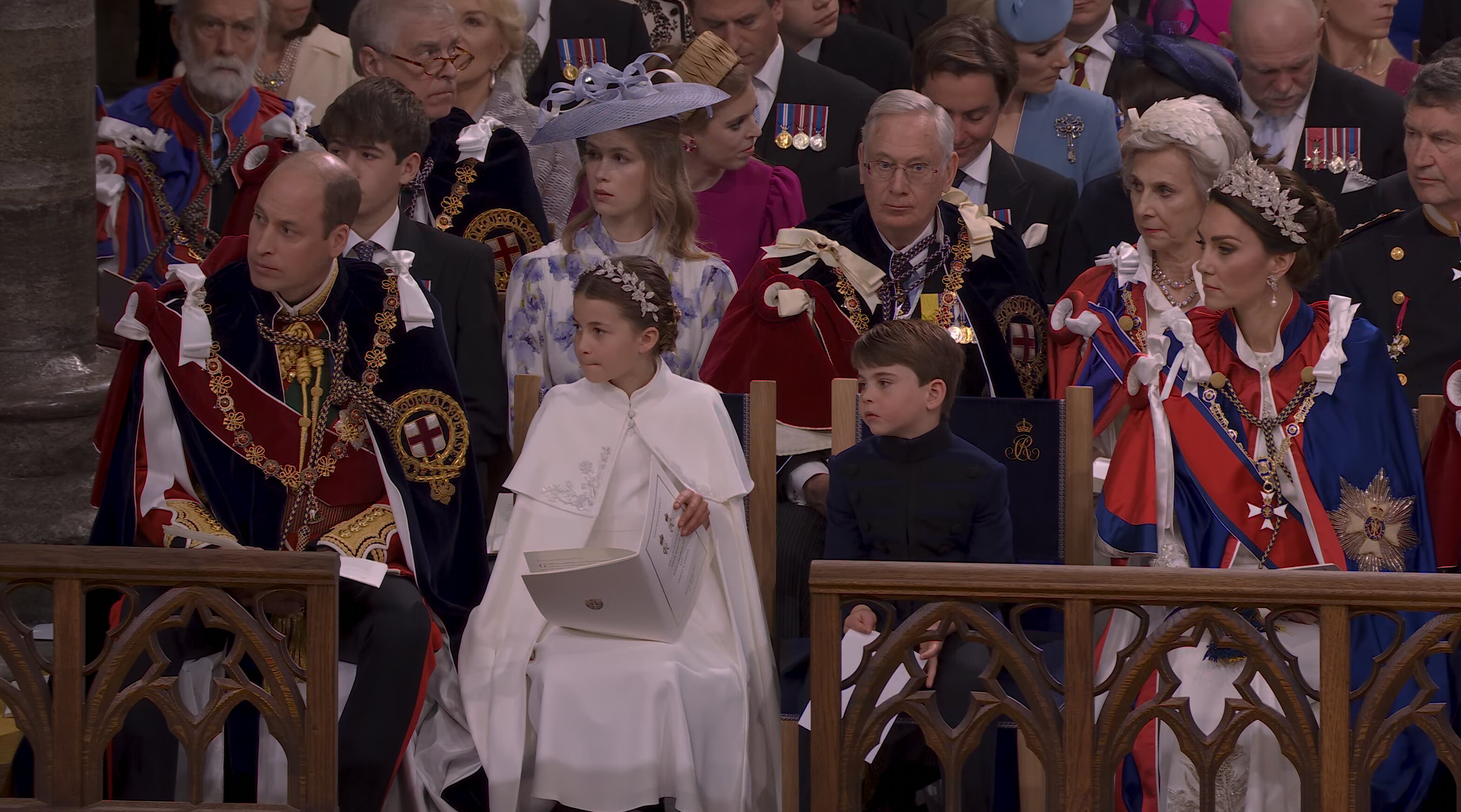 Miembros de la Familia Real Británica durante el Servicio de la Coronación