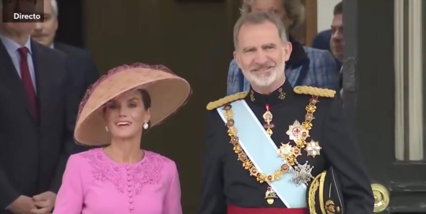 La Reina Letizia y el Rey Felipe VI saliendo de la Embajada española en Londres