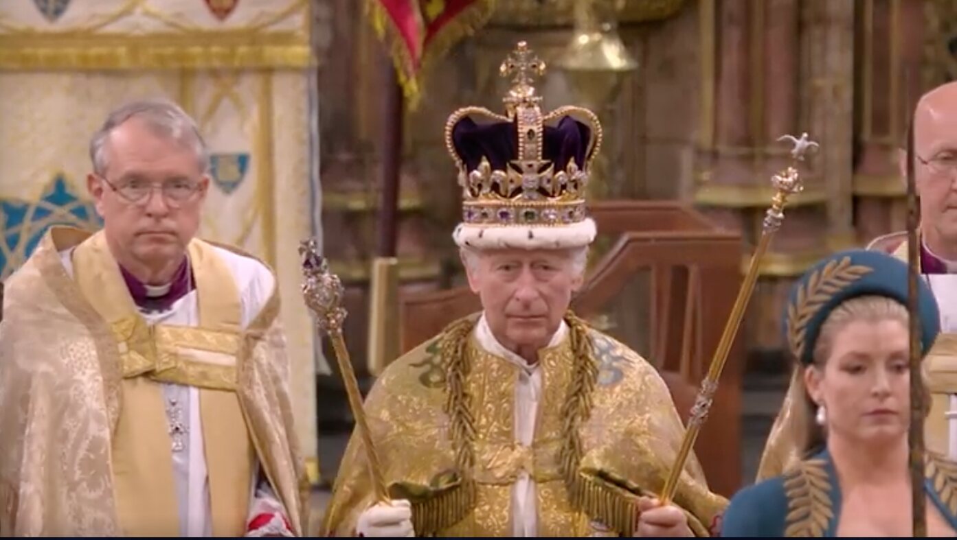 Carlos III con la Corona de San Eduardo y los cetros