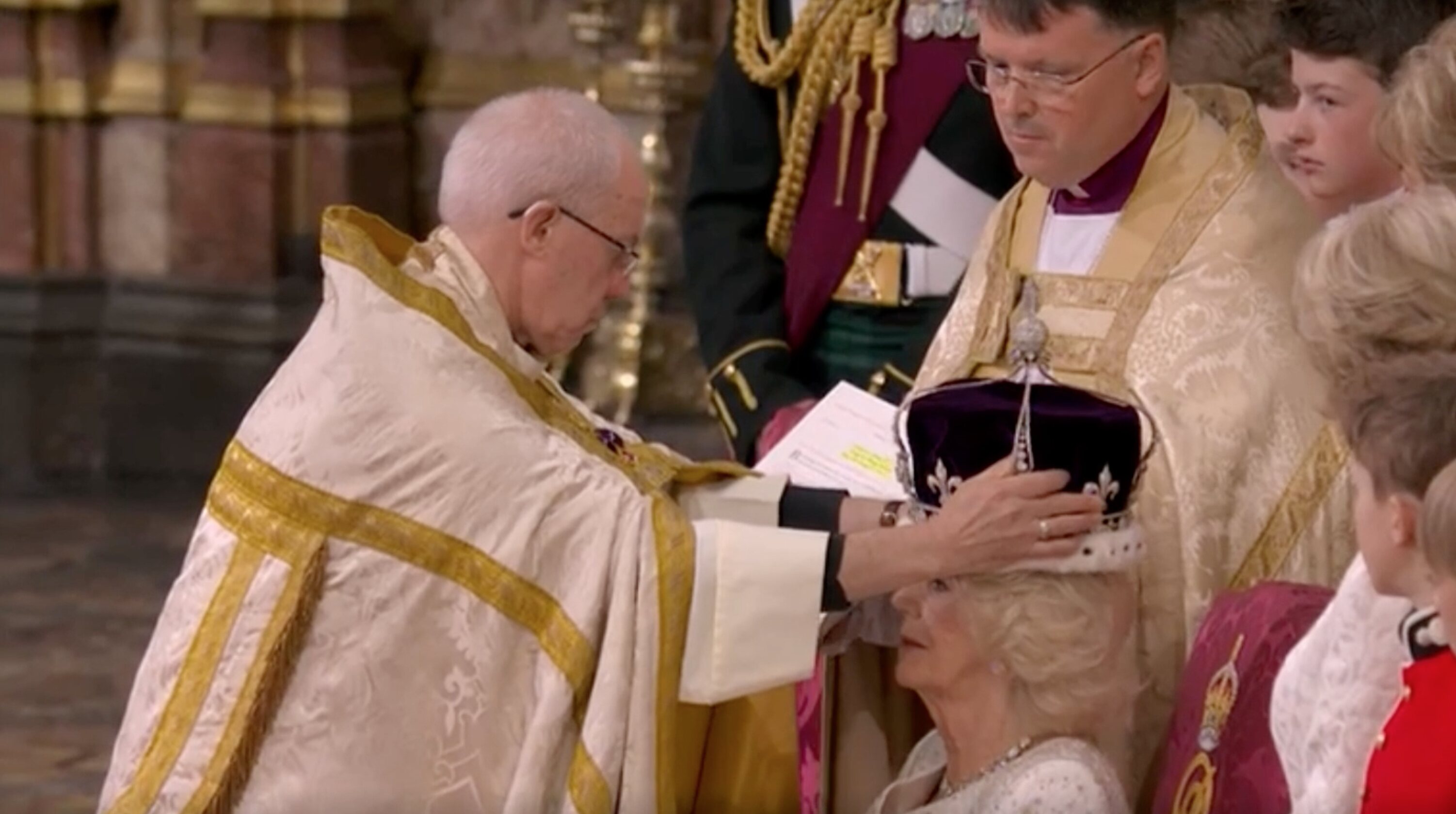El Arzobispo de Canterbury coloca la corona a Camilla