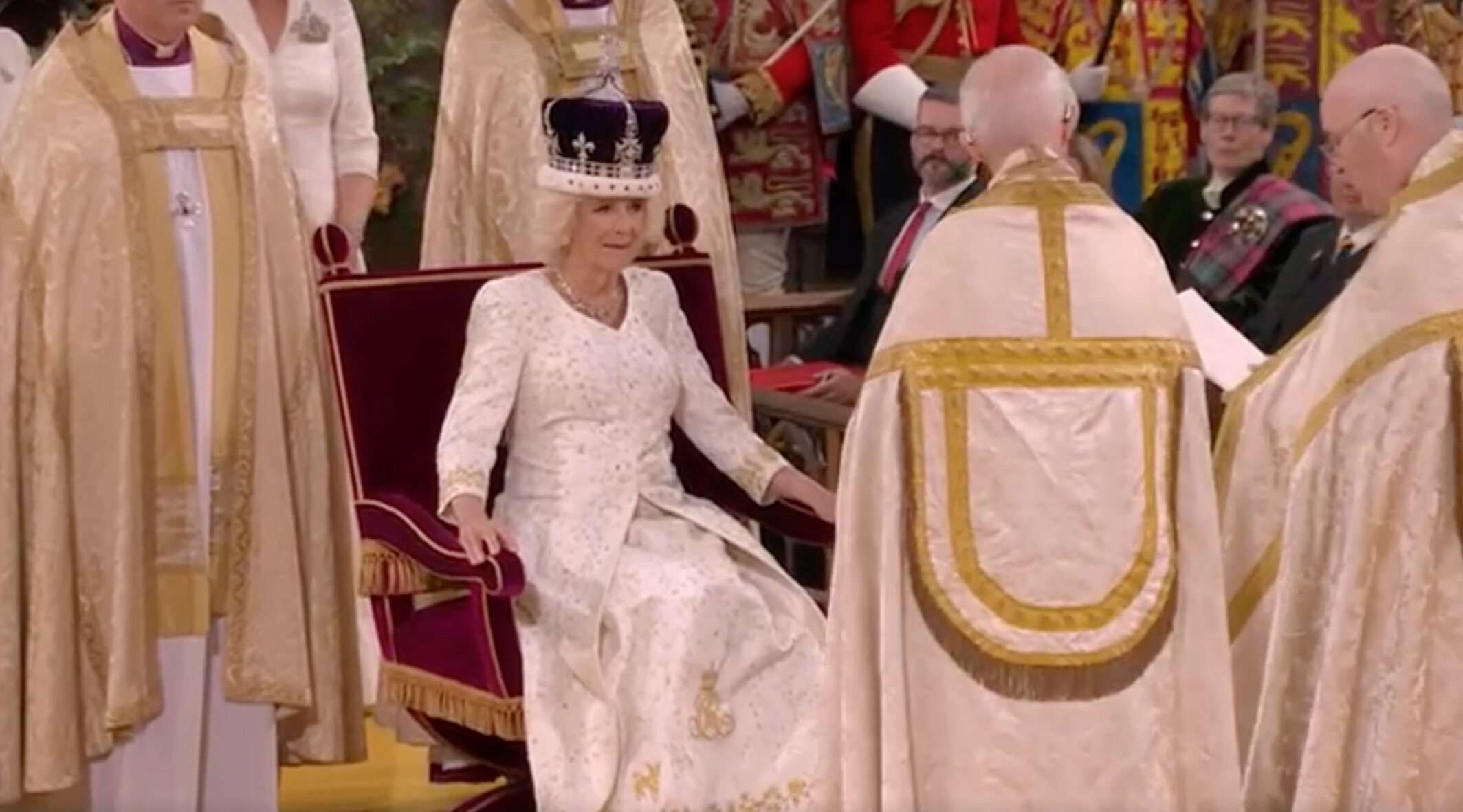 La Reina Camilla con la corona de la Reina Consorte