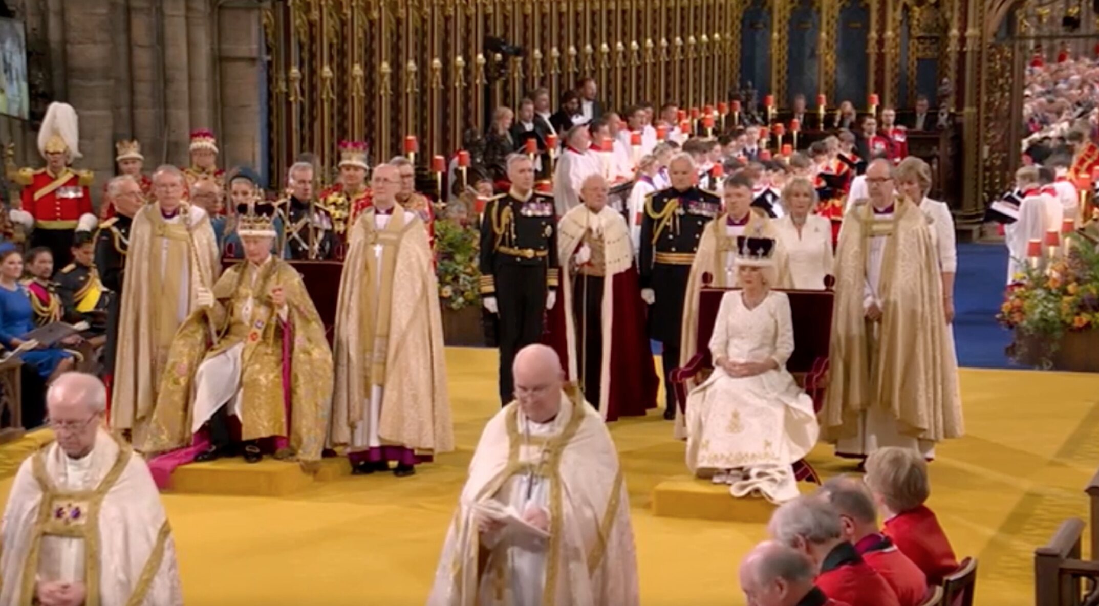El Rey Carlos con la Corona de San Eduardo y la Reina Camilla con su Corona de Reina Consorte en la coronación