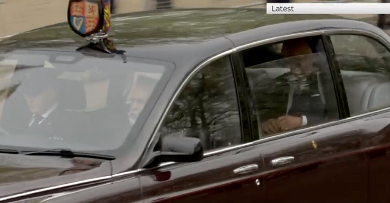 Los Reyes Carlos y Camilla salen en coche hacia Buckingham Palace