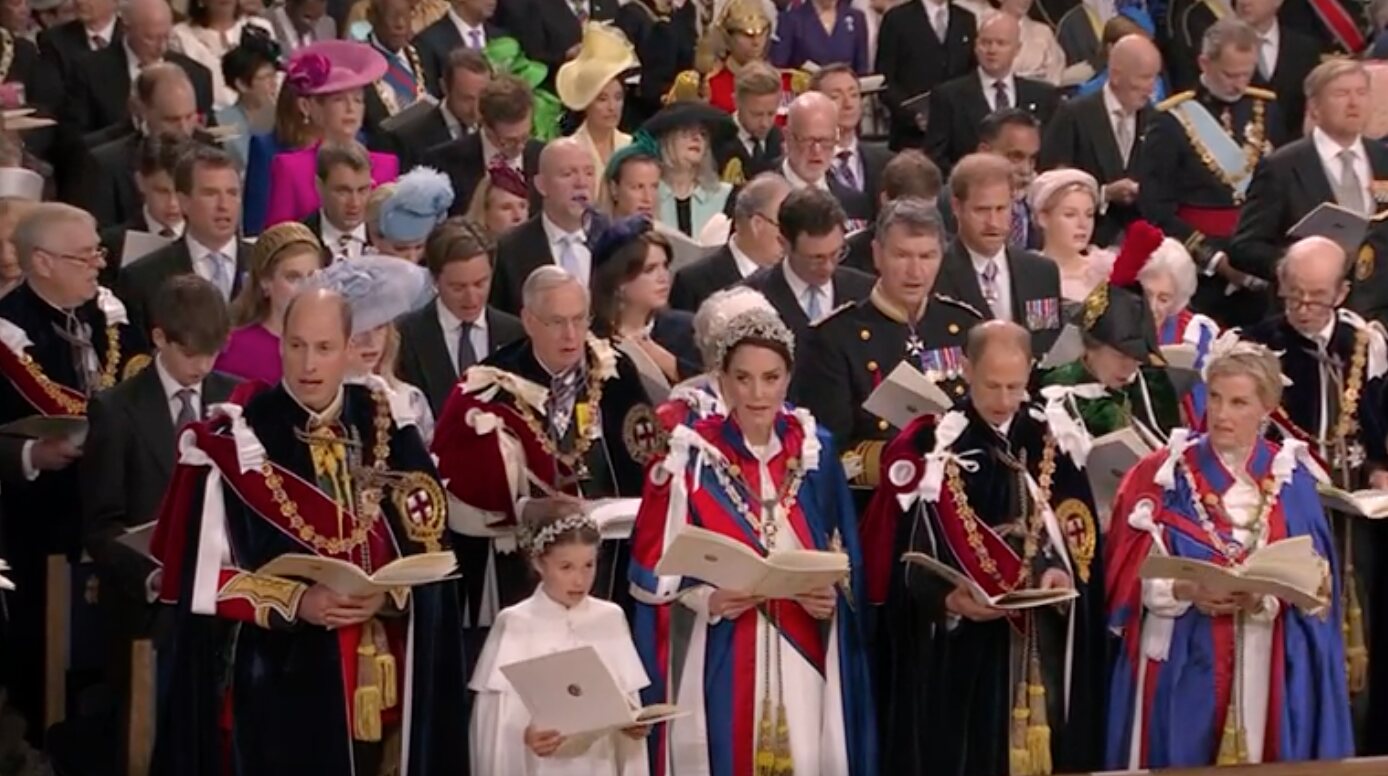 La Familia Real Británica durante el Servicio de Coronación