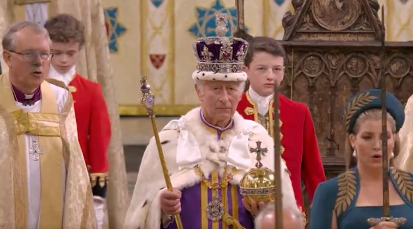 Carlos III con la Corona Imperial del Estado, el Cetro y el Orbe al final del Servicio de la Coronación