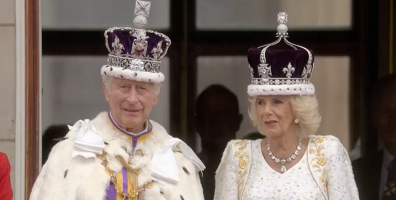 Carlos y Camilla salen al balcón de Buckingham Palace en el día de su coronación