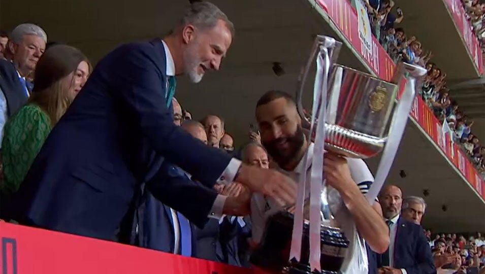 Felipe VI entrega el trofeo de la Copa del Rey 2023 a Benzema, capital del Real Madrid
