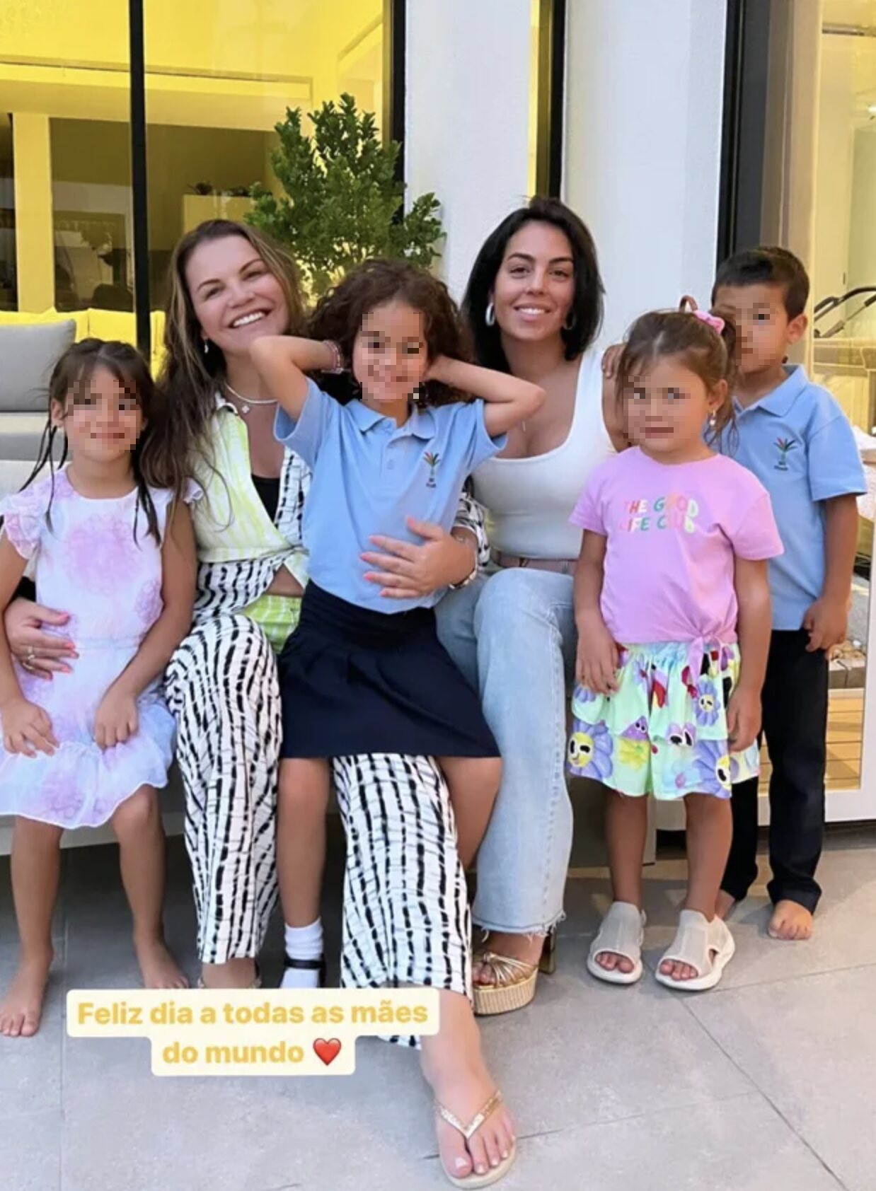 Katia Aveiro y Georgina Rodríguez, juntas con sus hijos/ Foto: Instagram