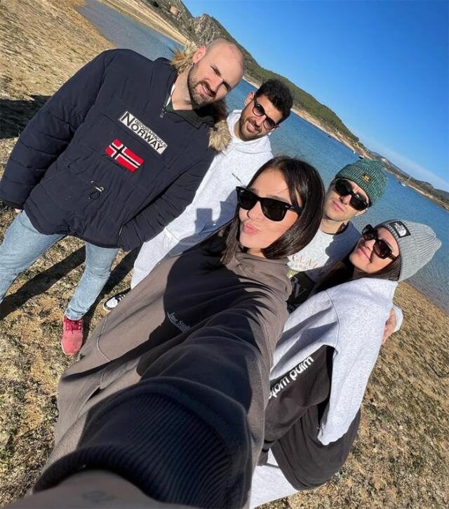 Laura Escanes y Álvaro de Luna con sus amigos/ Foto: Instagram
