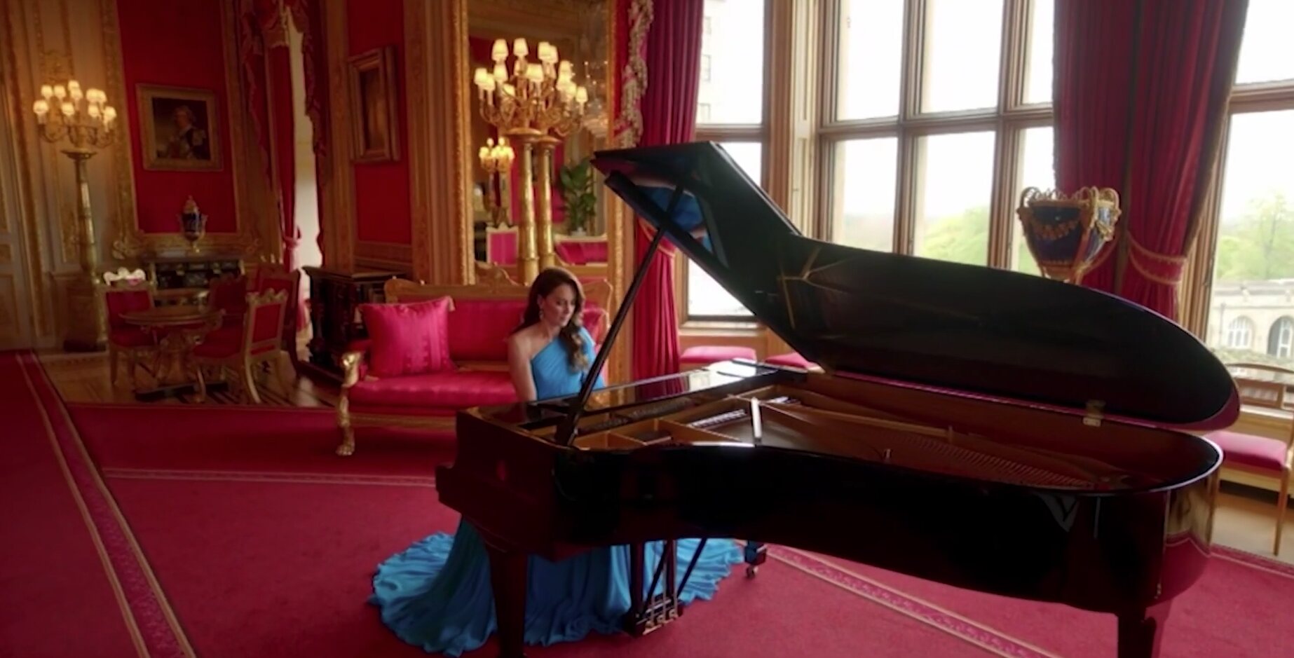 Kate Middleton tocando el piano en el Castillo de Windsor/ Foto: BBC