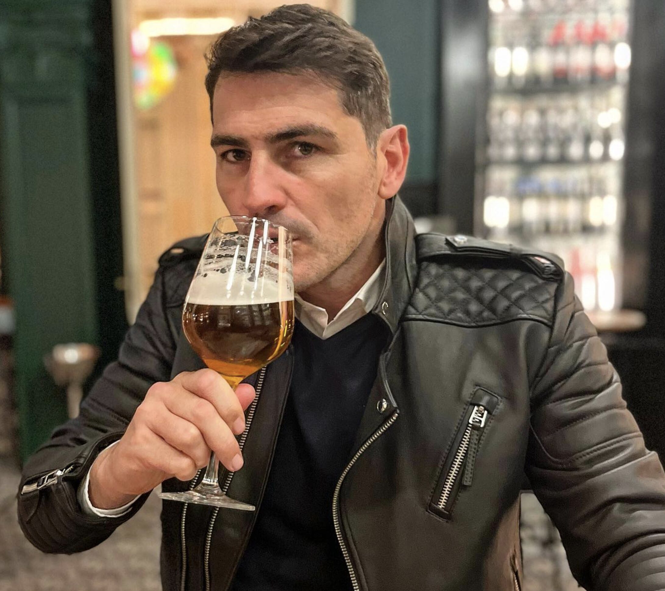 Iker Casillas tomando una cerveza/ Foto: Instagram