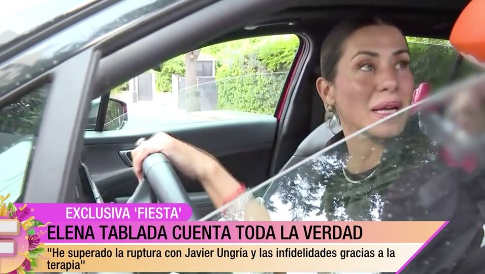 Elena Tablada atiende desde el coche | Foto: telecinco.es