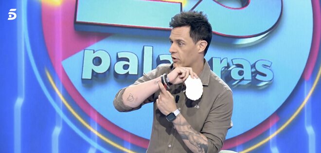 Christian Gálvez enseña el tatuaje que lleva por Patricia Pardo/ Foto: telecinco.es