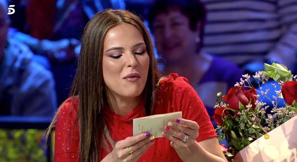 Marta Peñate recibe una sorpresa de Pocholo en plató/ Foto: Telecinco