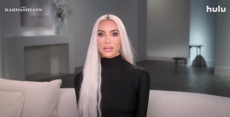 Kim Kardashian llorando en el primer episodio de la temporada 3 de 'The Kardashians'